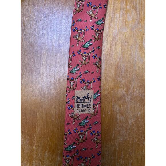 HERMES PINK SILK TIE BRONZE MONKEYS SWINGING ON VINES ABOVE GREEN CROCODILES 60” - Picture 4 of 10
